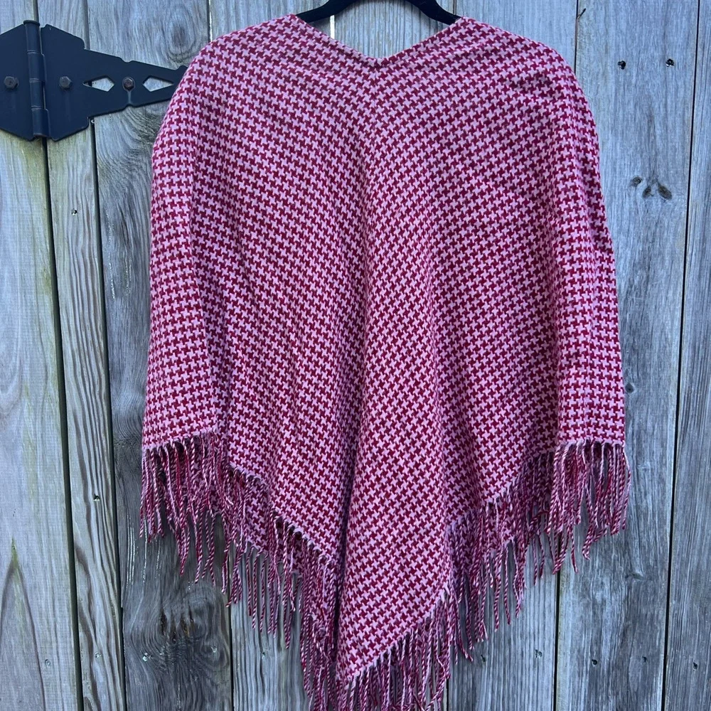 LORD AND TAYLOR Houndstooth Pink and Red Lightweight Fringe Poncho One Size - Picture 9 of 10